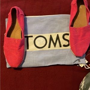 Tom’s shoes only worn twice. Size 8 Still in original travel bag. Hot Pink